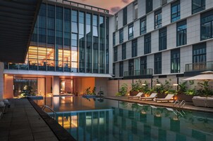 Una piscina al aire libre