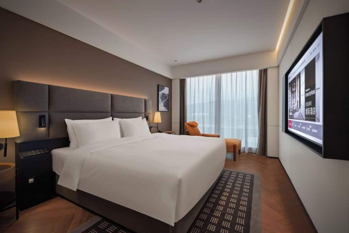 Premier-Doppelzimmer, Stadtblick | Daunenbettdecken, kostenlose Minibar, Schreibtisch