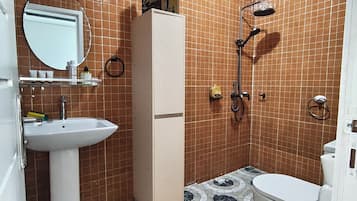 Secadora de cabello, toallas, jabón, papel de baño
