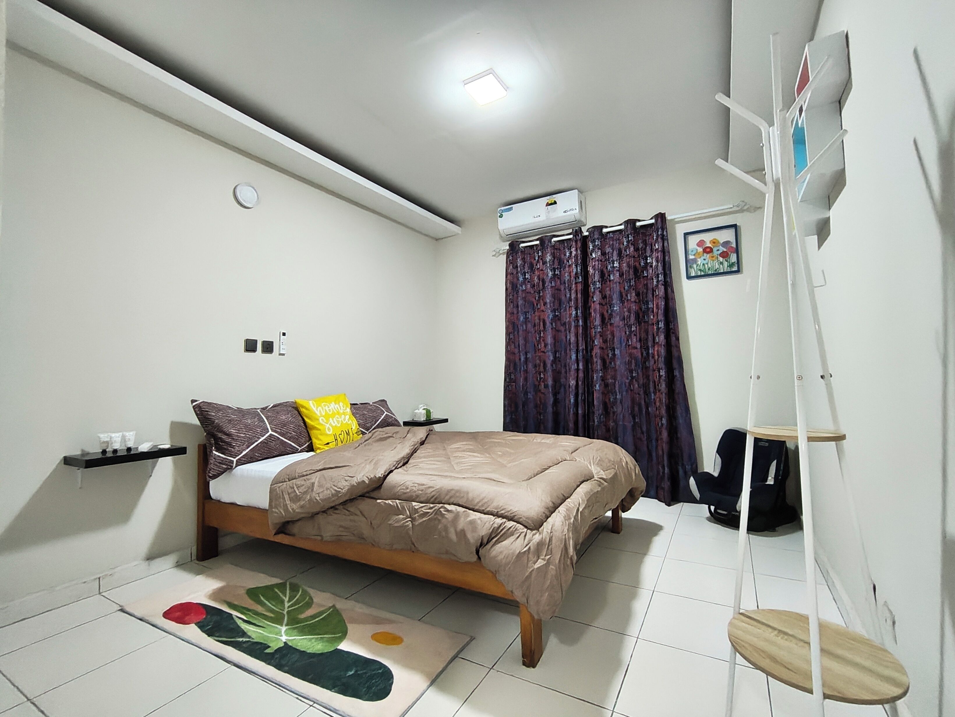Tabla de planchar con plancha, wifi y ropa de cama 