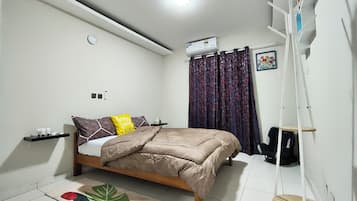 Tabla de planchar con plancha, wifi y ropa de cama