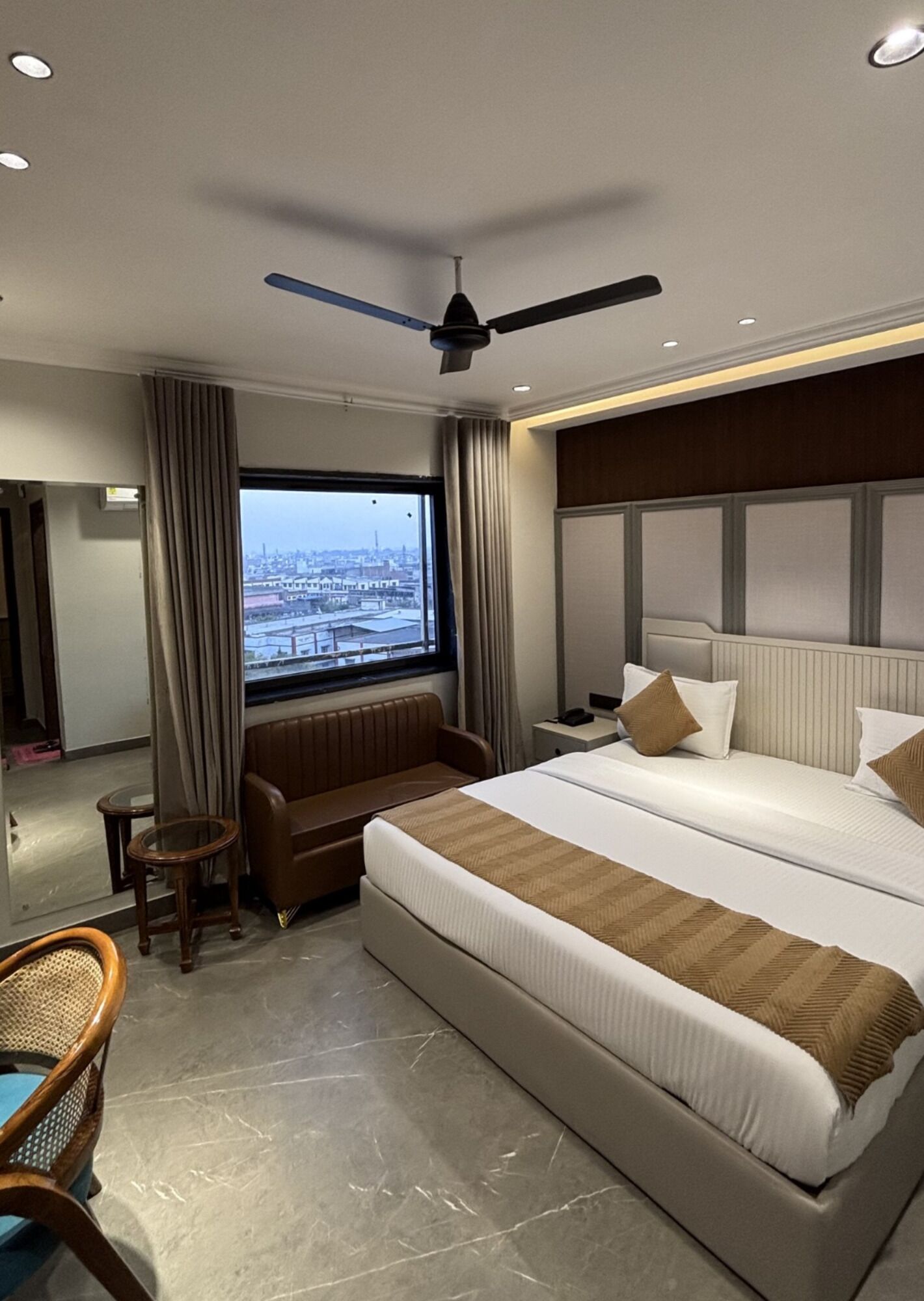 Desk, free WiFi