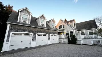 Un edificio residenziale con garage, un portico e una scalinata che conduce all'ingresso.