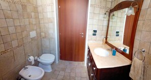 Shower, hair dryer, bidet, towels - Family-friendly house with stone vaulted ceilings • private outdoor spaces (Melendugno)