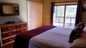 4 bedrooms, iron/ironing board, WiFi, bed sheets - Deck of Dreams: Cabin with Unrivaled River Views in Arkansas (Calico Rock)