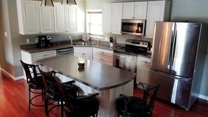 Fridge, microwave, oven, dishwasher - Deck of Dreams: Cabin with Unrivaled River Views in Arkansas (Calico Rock)