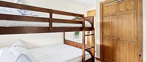 3 slaapkamers, een bureau, wifi, beddengoed