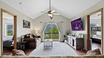 3 bedrooms, desk, WiFi, bed sheets