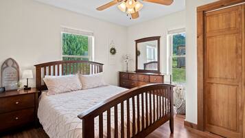 3 bedrooms, desk, WiFi, bed sheets