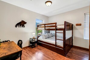 A bunk bed room with a desk, a lamp, and a wall-mounted decoration. - Dream Smoky Mountains Getaway: Amazing Pet-Friendly Cabin in Waynesville, North Carolina (Waynesville)