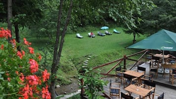 Familien-Suite, Balkon, Blick auf den Innenhof | Speisen im Freien