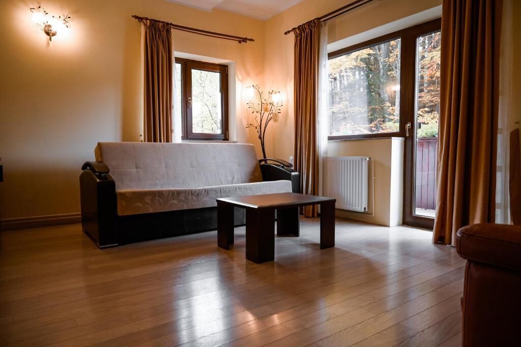 Family Suite, Balcony, Courtyard View | Living area