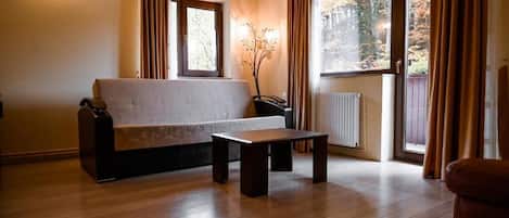 Family Suite, Balcony, Courtyard View | Living area