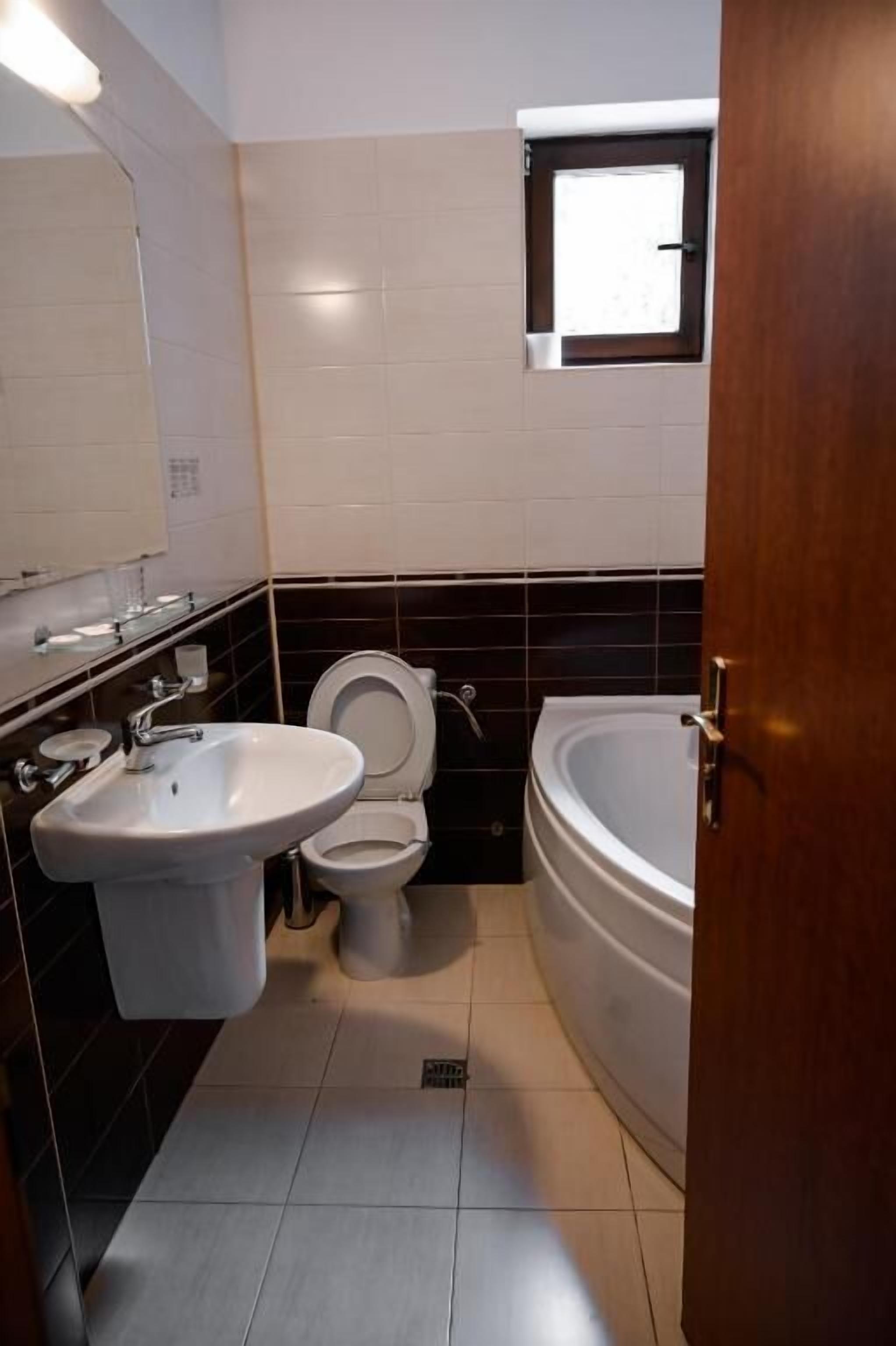 Un baño con lavabo, inodoro y bañera.