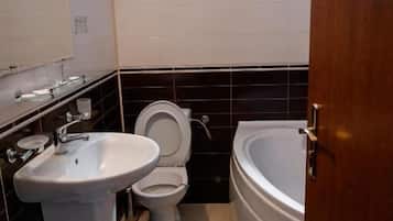 Un baño con lavabo, inodoro y bañera.