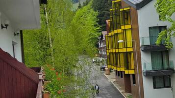 Standard-Doppelzimmer, 1 Queen-Bett, Balkon, Bergblick | Blick vom Balkon