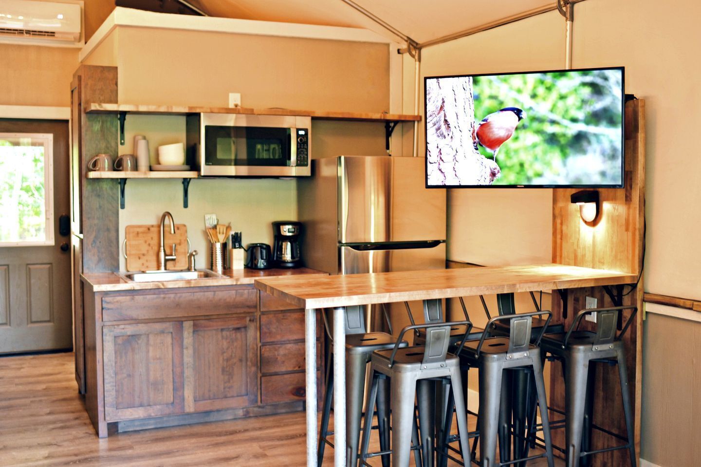 Coffee/tea maker, fridge, microwave, oven