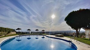 A swimming pool with a clear view of the surrounding landscape, including a distant mountain range. - Terrasol LAS Carmelitas 2 Dormitorios (Velez-Malaga)