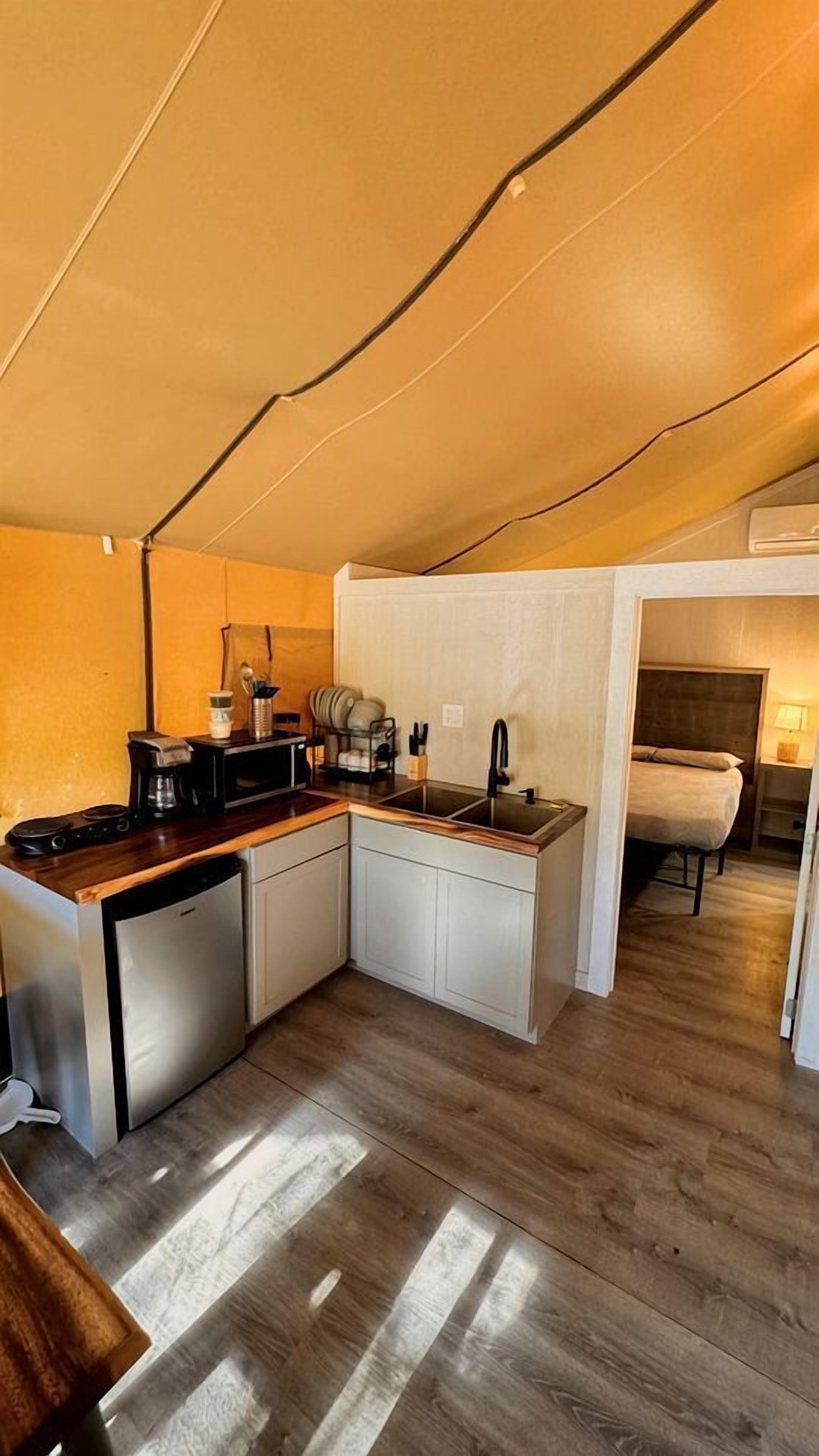 Coffee/tea maker, fridge, microwave, stovetop