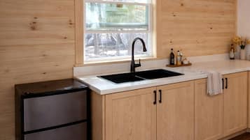 Fridge, oven, stovetop, coffee/tea maker