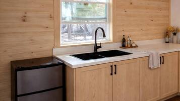 Coffee/tea maker, fridge, oven, stovetop