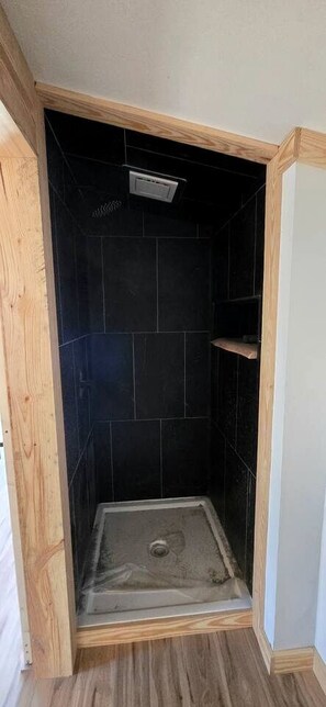 Haartrockner, Handtücher, Seife, Shampoo