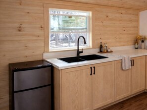 Wasserkocher mit Kaffee-/Teezubehör, Kühlschrank, Ofen, Herdplatte