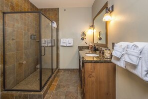 Douche, baignoire à jets, sèche-cheveux, serviettes fournies