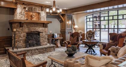 New! Village Center Condo Ski In/Out + Hot Tub & Pool