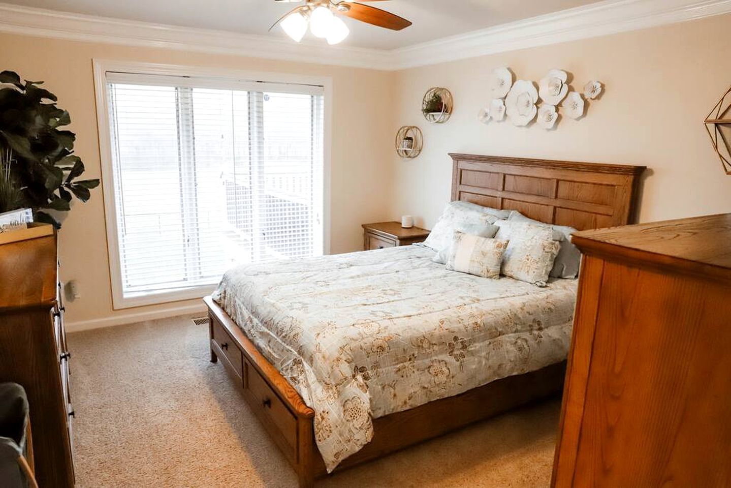 5 habitaciones, tabla de planchar con plancha, cuna de viaje y wifi 