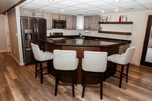 Private kitchen - Elegant Glamping Vacation Rental in Missouri - Tranquil Getaway Suitable for 10 People near Owensville (Canaan Township)