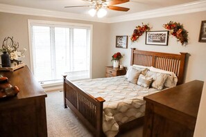 Room - Elegant Glamping Vacation Rental in Missouri - Tranquil Getaway Suitable for 10 People near Owensville (Canaan Township)