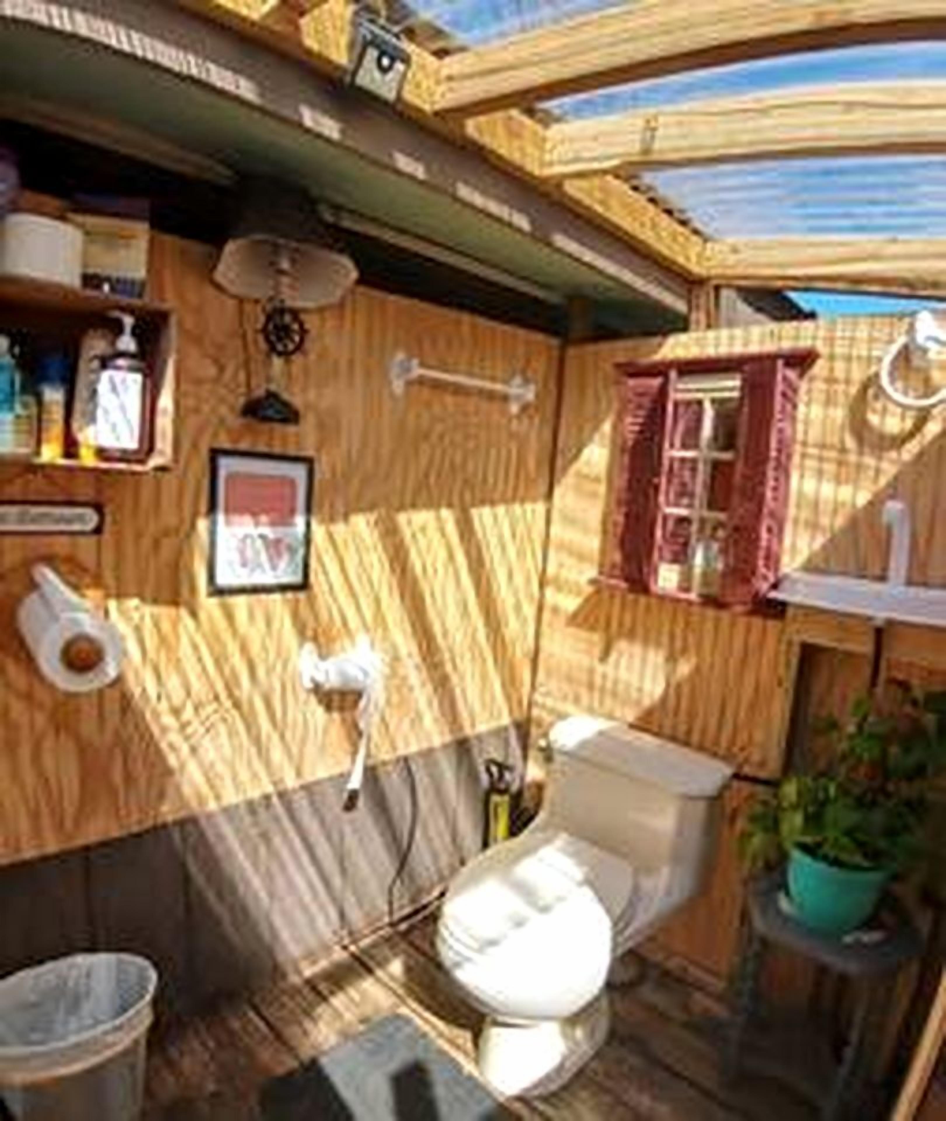 Baignoire à jets, sèche-cheveux, serviettes fournies, savon