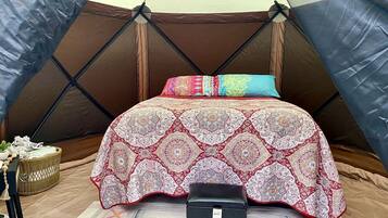 1 habitación, tabla de planchar con plancha y ropa de cama