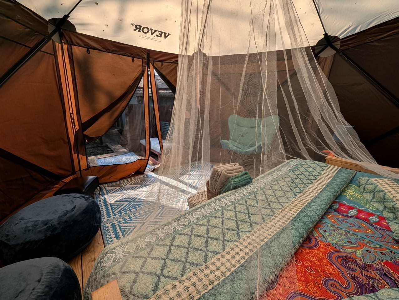 1 habitación, tabla de planchar con plancha y ropa de cama 