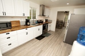 Fridge, microwave, oven, stovetop - Cozy Nature-Filled Home with Garden & Night Sky Views Near Yosemite Tioga Pass, Groveland CA (Groveland)