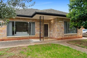 Exterior - Spacious 3-bed Home in Payneham South (Adelaide)