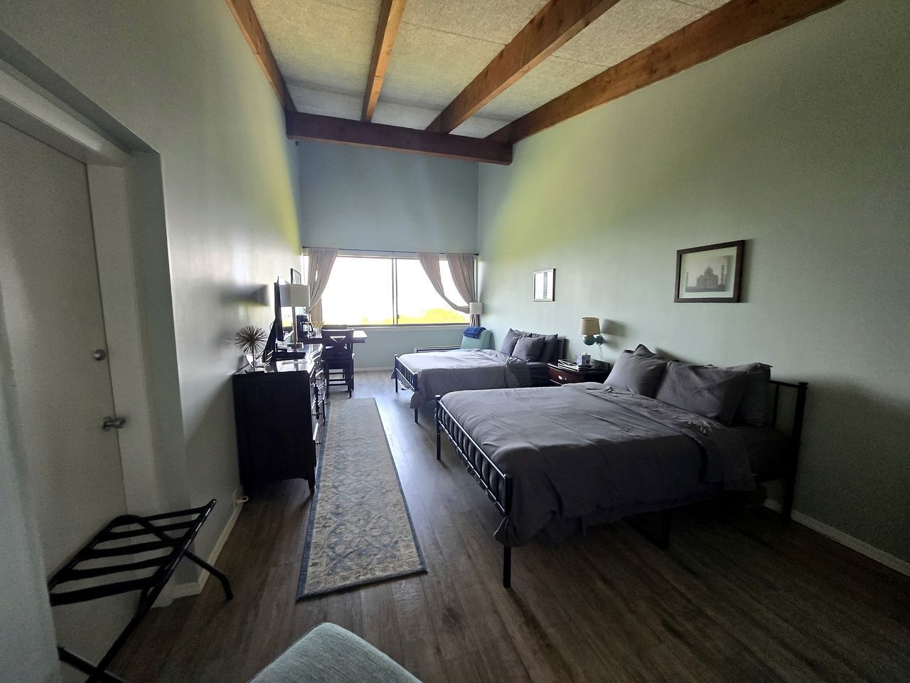 Iron/ironing board, WiFi, bed sheets