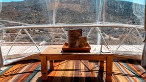 A room with a clear view of a mountainous landscape through a large window. - Tranquil Desert Retreat in a Geodesic Dome with Scenic Views in Las Vegas, Nevada (Las Vegas)