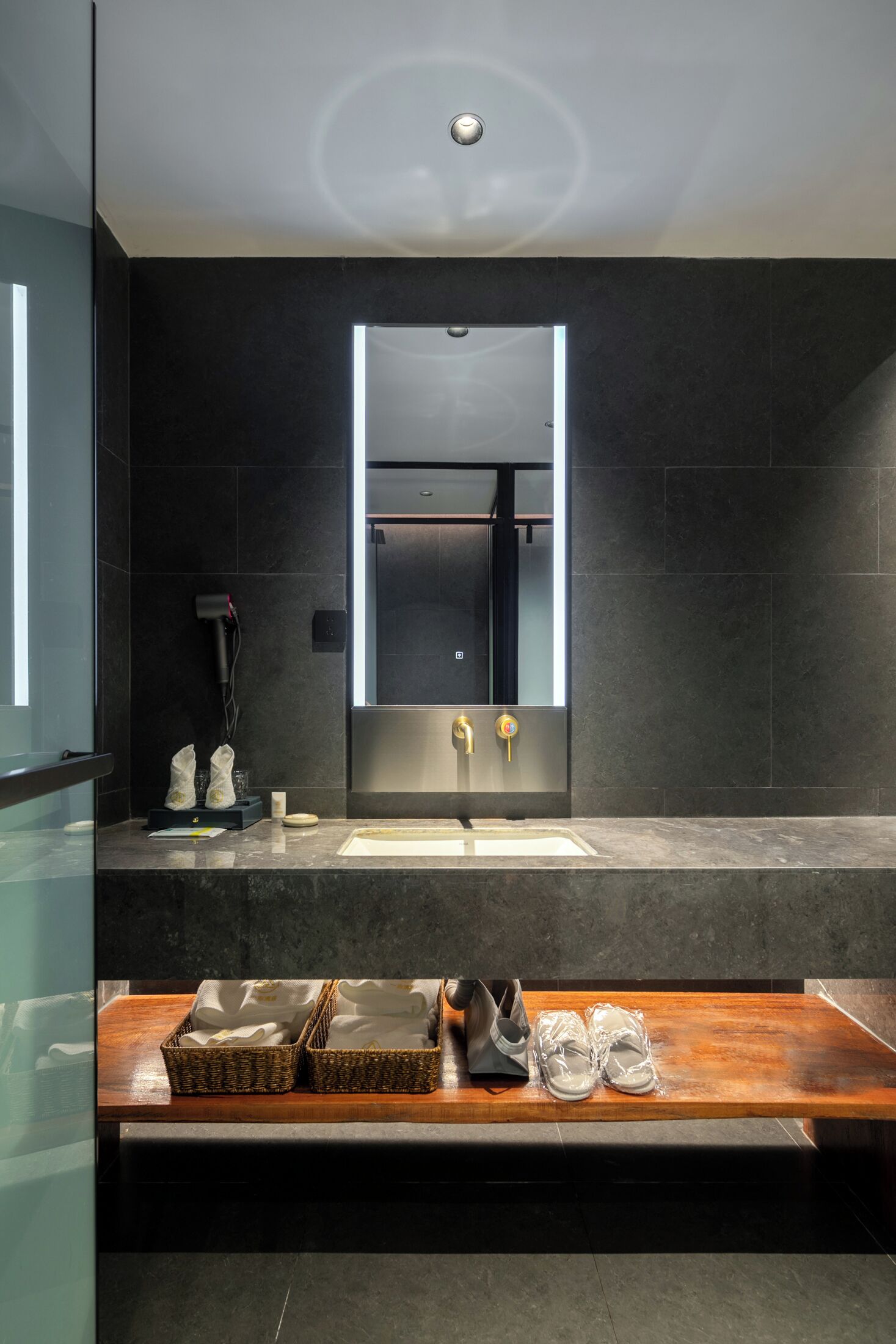 Habitación clásica doble | Baño | Ducha, secador de pelo, toallas y jabón