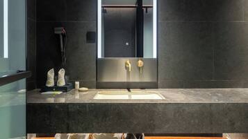 Habitación clásica doble | Baño | Ducha, secador de pelo, toallas y jabón