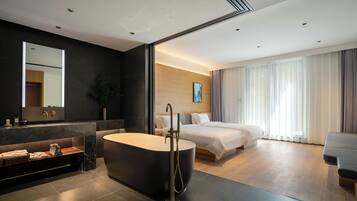 Minibar, individually decorated, individually furnished, desk