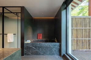 Traditionele tweepersoonskamer | Badkamer | Een haardroger, handdoeken, zeep, shampoo