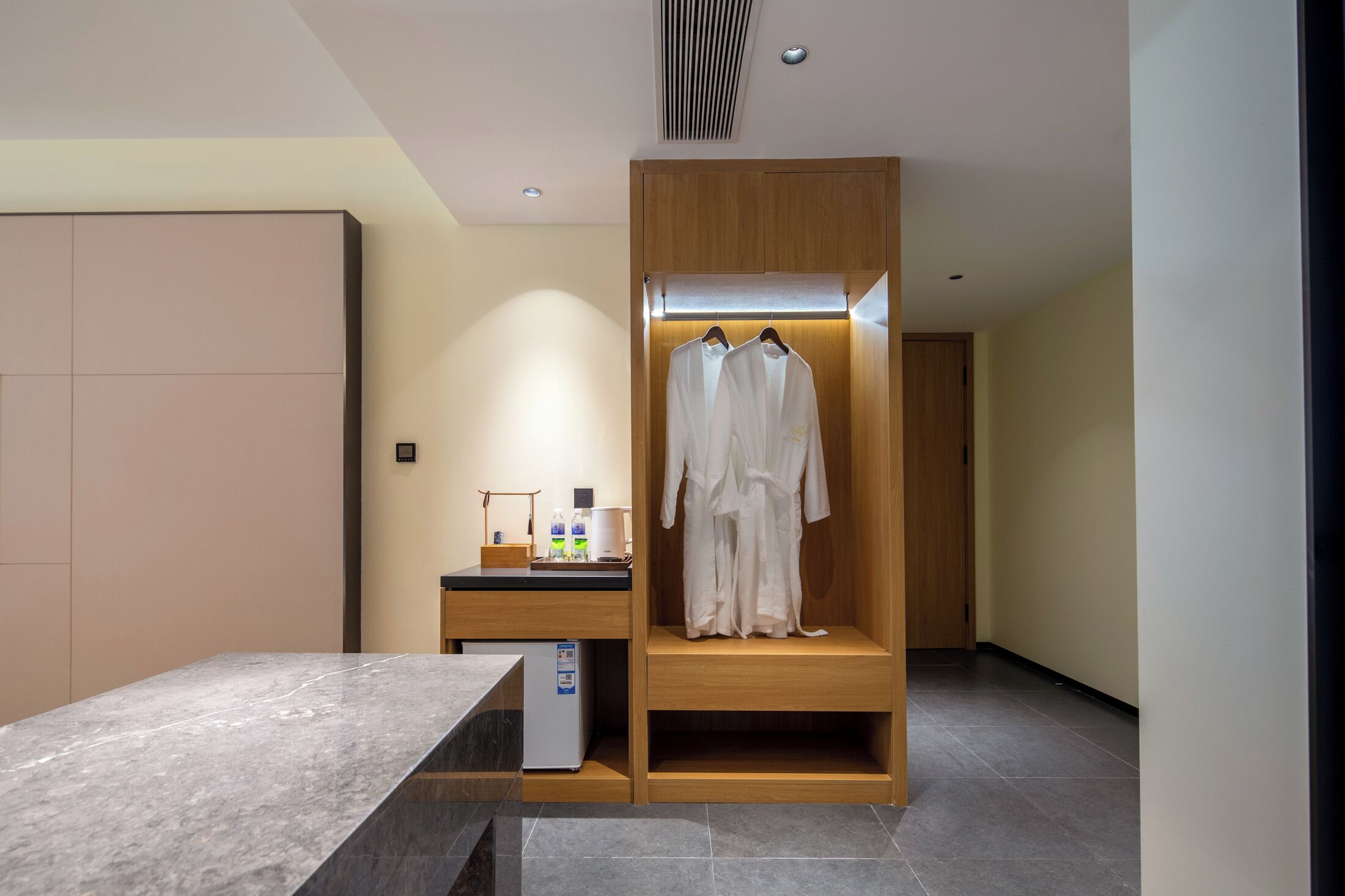 Minibar, individually decorated, individually furnished, desk