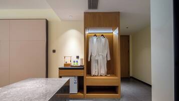 Minibar, individually decorated, individually furnished, desk