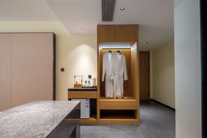 Habitación Elite con 2 camas individuales | Minibar, decoración personalizada, muebles diferentes y escritorio 