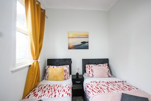 Tabla de planchar con plancha, wifi y ropa de cama 