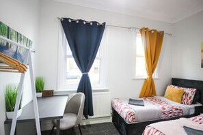 Tabla de planchar con plancha, wifi y ropa de cama 