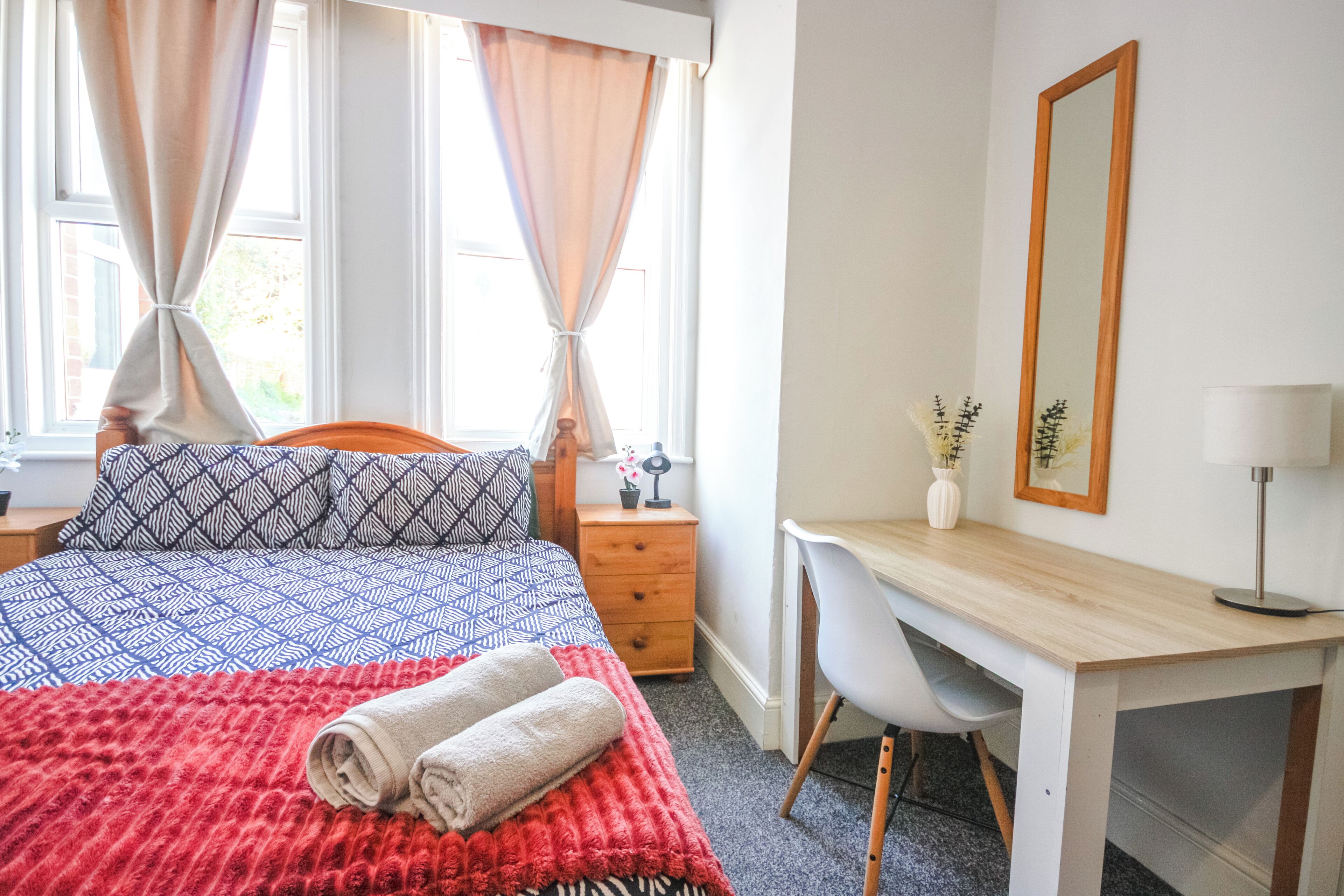 Tabla de planchar con plancha, wifi, ropa de cama