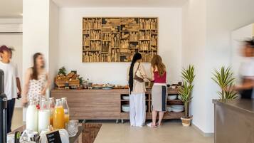Free daily buffet breakfast
